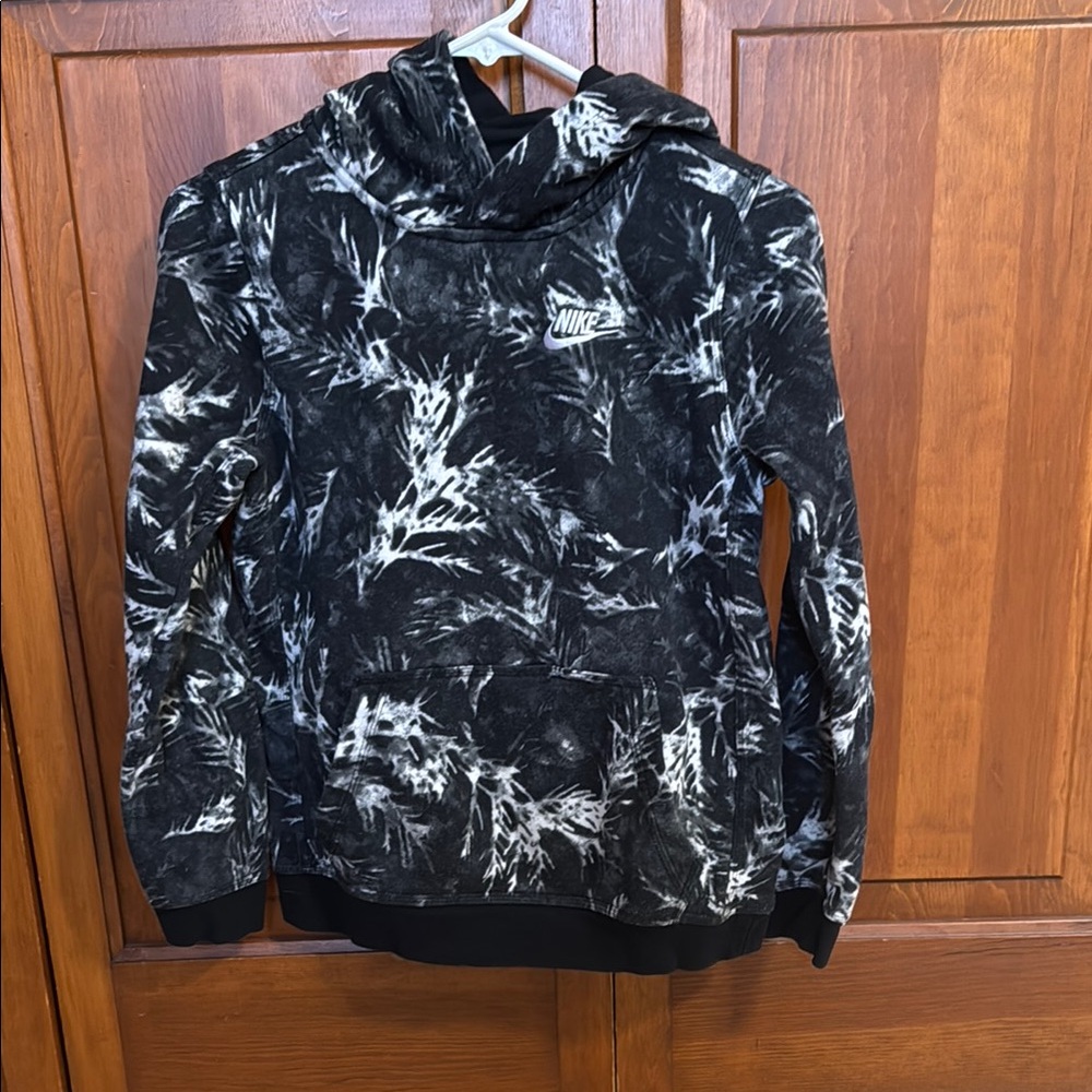 ⭐️Nike Black and White Hoodie⭐️